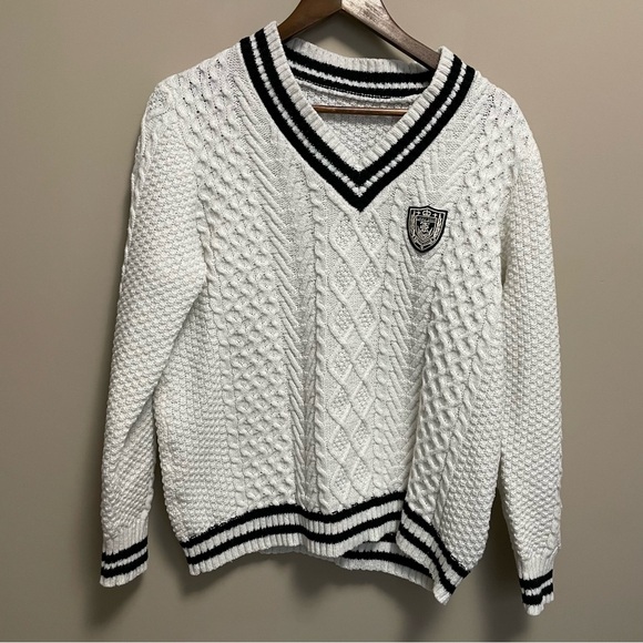 Sweaters - Preppy Black & White V-Neck Cable Knit Sweater Chest Crest Women’s Size Medium